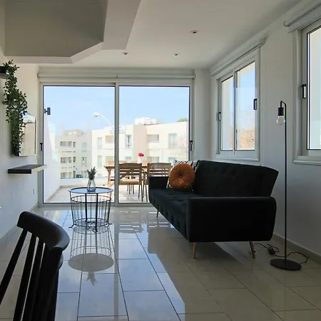 Phaedrus Living: Seaside Modern Flat Lighthouse 63 Apartment *