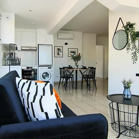 Phaedrus Living: Seaside Modern Flat Lighthouse 63 Apartment *