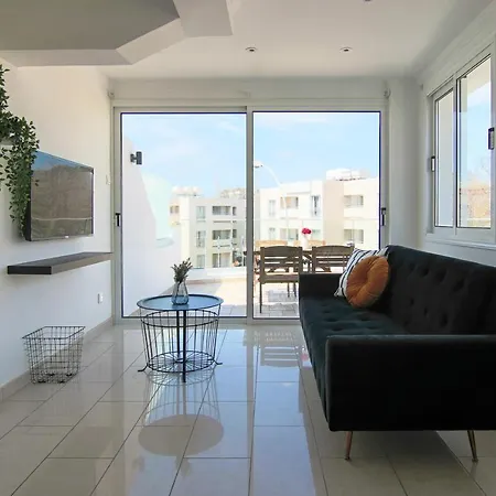 Phaedrus Living: Seaside Modern Flat Lighthouse 63 Apartment