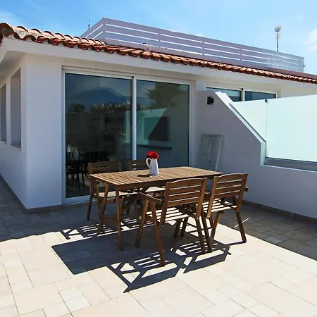 Phaedrus Living: Seaside Modern Flat Lighthouse 63 *